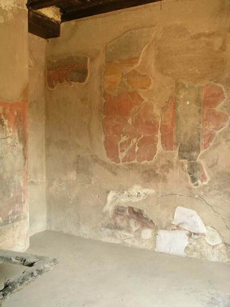 III.13, Herculaneum. April 2005. Cubiculum 5, looking towards north-west corner and north wall.
Photo courtesy of Nicolas Monteix.